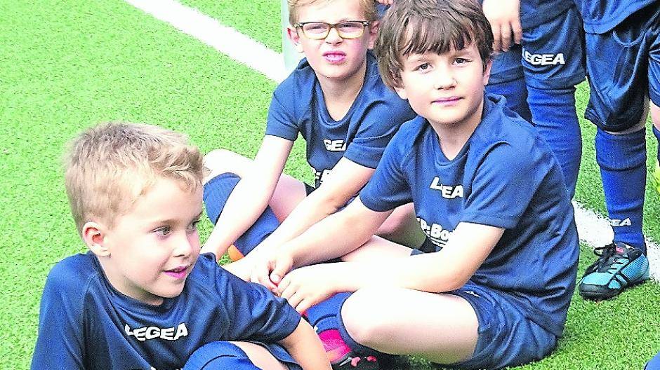 Beim TuS Grevenbroich spielen auch die Mädchen ganz begeistert Fußball