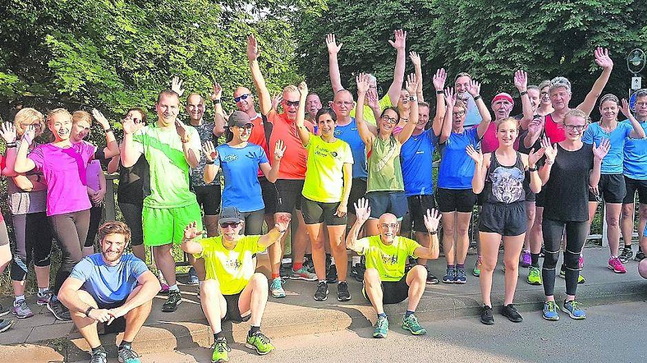  Schon seit Anfang April findet jeden Dienstagabend um 19 Uhr ab der Erft-Brücke ein gemeinsames Training als Vorbereitung für den City-Lauf statt. Unter Anleitung erfahrener Läufer wird für jeden Leistungsstand ein optimales Lauftraining angeboten von der Laufrunde im Bend bis zum Traillauf auf dem Welchenberg. Da derzeit die Laufbahn auf dem Grevenbroicher Sportplatz nicht genutzt werden kann, wurde von Willy Helfenstein am „Schwarzen Weg“ nach Gustorf eine vermessene Intervallstrecke eingerichtet, von der auf kräftig Gebrauch gemacht wird. Wer Lust hat kann einfach mal vorbeischauen und mitmachen. 
