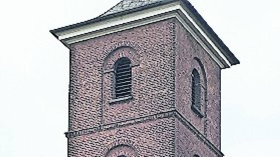 Kapellen schmückt sich fürs Schützenfest-Wochenende: Mit Mut und viel Manneskraft: Bunte Fahnen flattern am Turm