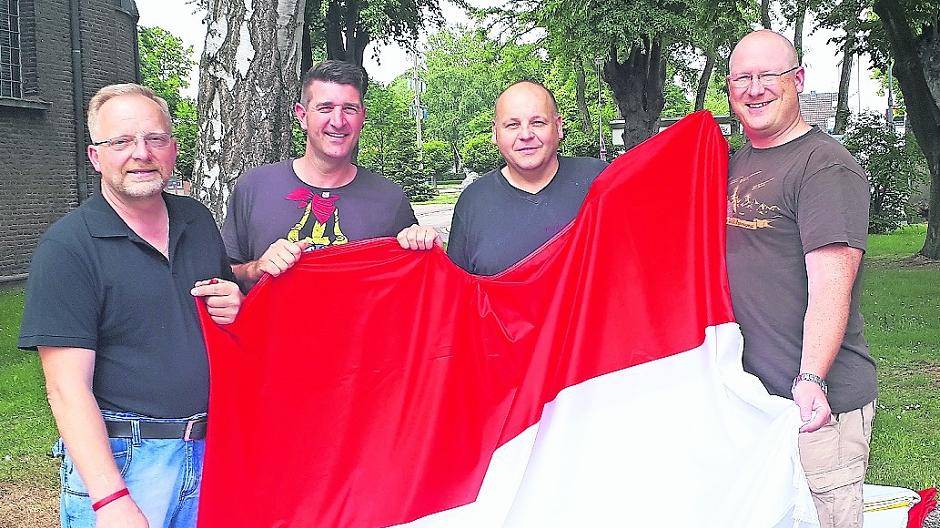 Den Grenadieren ist es zu verdanken, dass vom Kapellener Kirchturm herab Fahnen wehend auf das kommende Schützenfest aufmerksam machen. Mut und Manneskraft waren gefordert, als die Befestigungen in den Turm gebracht wurden. 