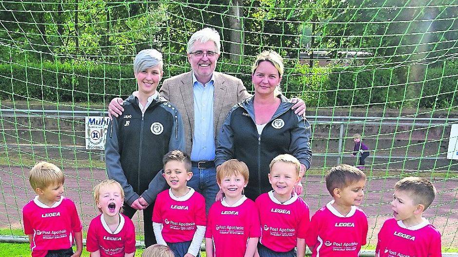  Sponsor Rudolf Keil, der seit 30 Jahre tätig ist als Inhaber der „Post-Apotheke“ in Gustorf, kennt sich aus mit Fußball und mit der Gesundheit. Über 16 Jahre lang leistete er wissenschaftliche Mitarbeit bei Studienprojekten in Europa und Übersee, die sich mit dem Zusammenhang Übergewicht, Diabetes und Krebs befassen. Eine Erkenntnis dabei: Bewegung tut auf jeden Fall immer gut. Und die Beziehung zum Sport sollte schon in jungen Jahren — positiv — aufgebaut werden. Ute und Rudolf Keil haben zahlreiche, eigene Rezepturen entwickelt, die bis heute zum Lieferprogramm gehören. Und das „Pillen-Mobil” erfreut sich in der ländlichen Umgebung sehr großer Beliebtheit. 