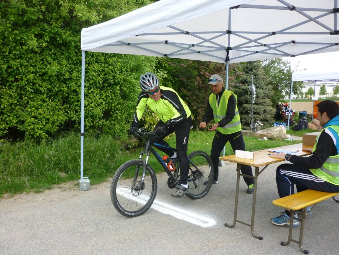  Der Bürgermeister geht im Juli auf „Mit-mach-Tournee“: Stricken, tanzen, streichen - der Bürgermeister macht (fast) alles mit!