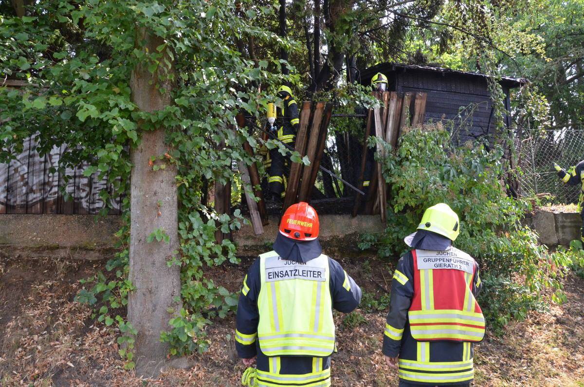  Am Samstag gerieten Bäume und eine Gartenhütte in Gierath in Brand. 
