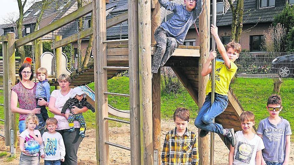  Mehr Sand und Spielgeräte für Kleinkinder fordern die Anwohner, die den Spielplatz an der Rheinstraße nutzen (links). Die Sockel des Spielgerüstes liegen frei (rechts). 