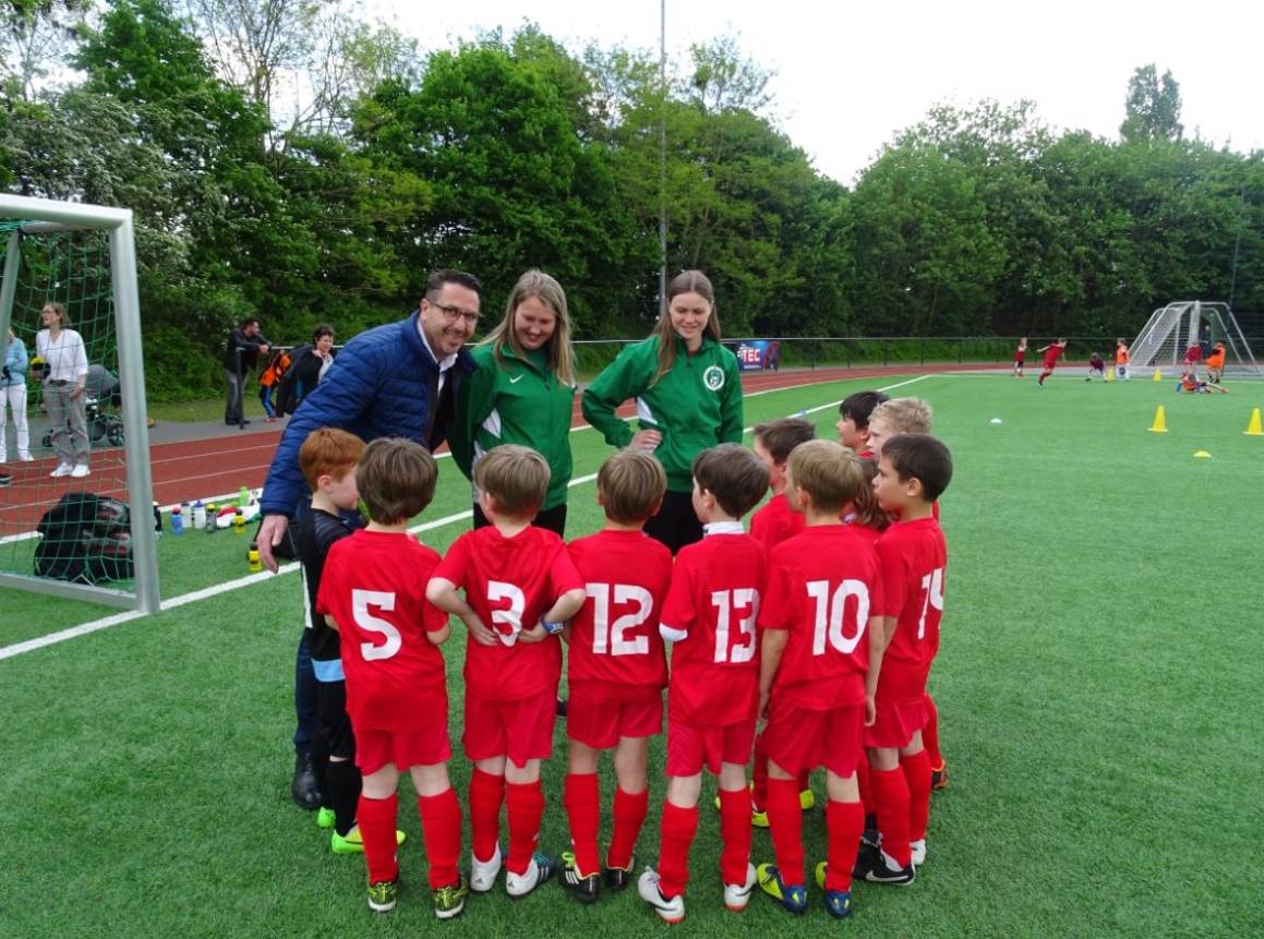 „Grün Weiß Brauweiler — das sind wir — Fußball das ist unser Spiel“