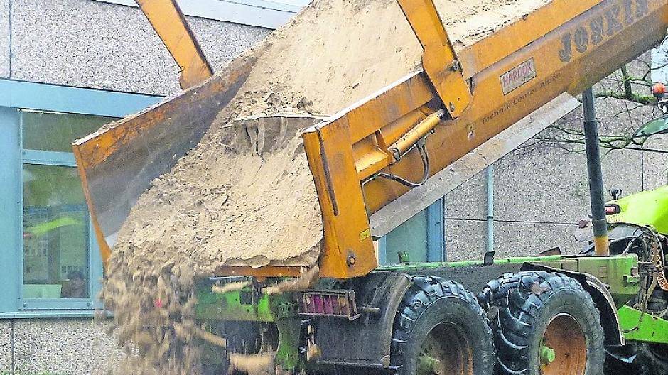  Feinsten Meeressand lieferte das RWE dem Berufs-Bildungs-Zentrum Grevenbroich. Es geht um ein Ökologie-Projekt der Kinderpflegerinnen. 