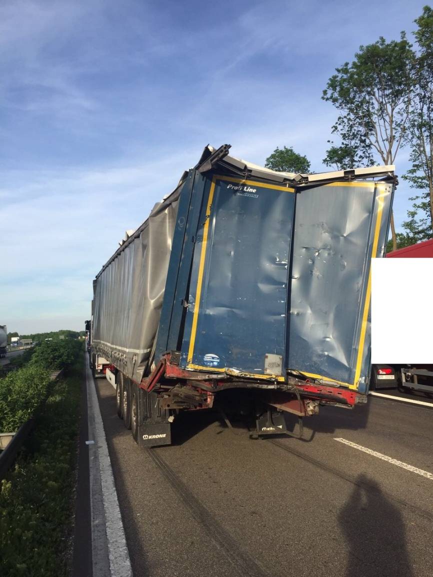 A46: Lkw-Fahrer übersieht Stauende: Drei Menschen teils schwer verletzt - Richtungsfahrbahn sechs Stunden gesperrt