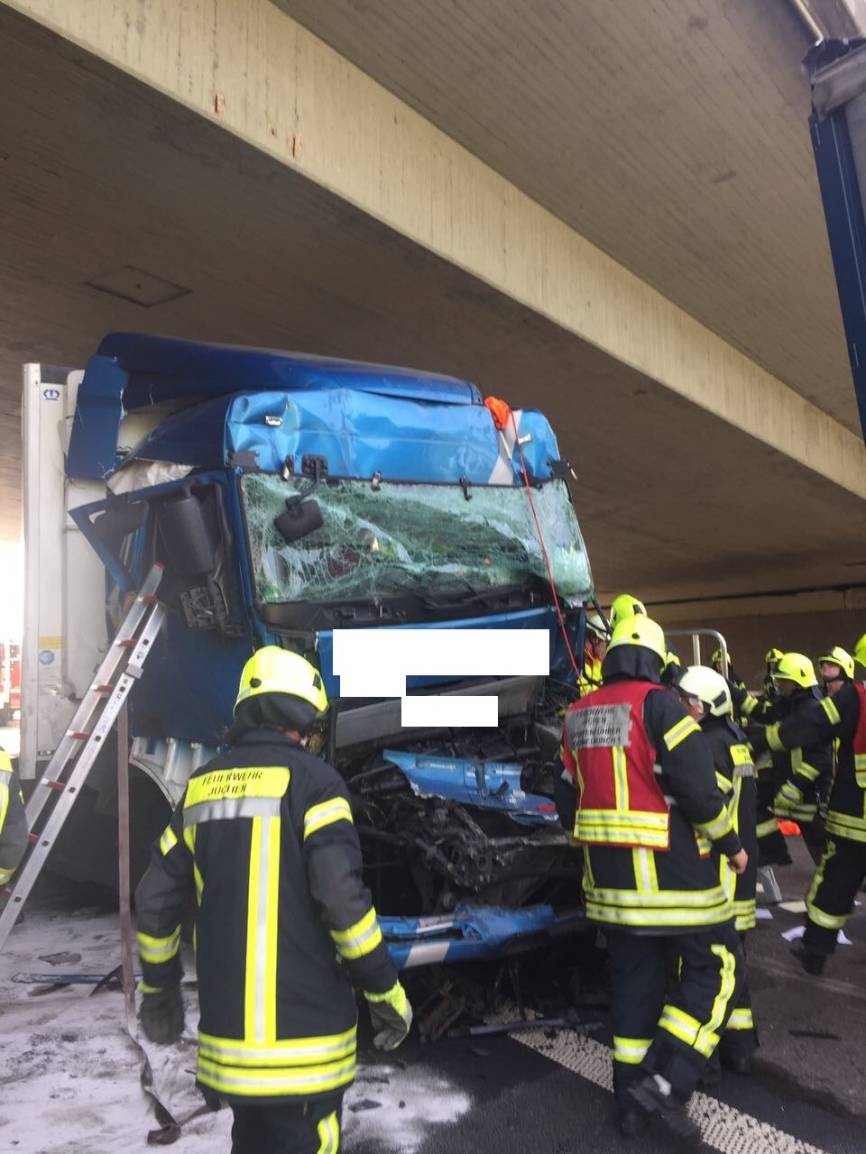 A46: Lkw-Fahrer übersieht Stauende: Drei Menschen teils schwer verletzt - Richtungsfahrbahn sechs Stunden gesperrt