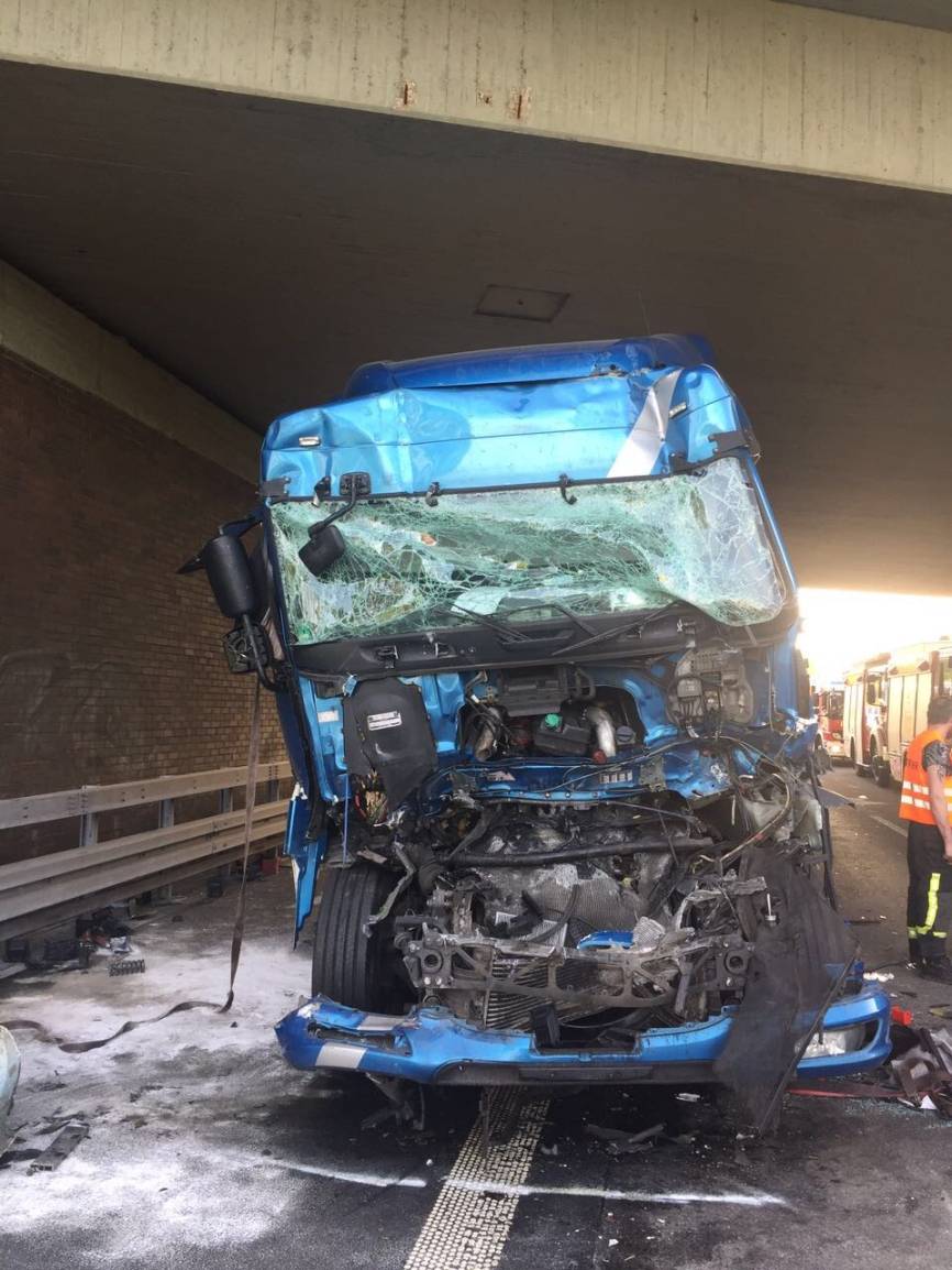 Drei Menschen teils schwer verletzt - Richtungsfahrbahn sechs Stunden gesperrt