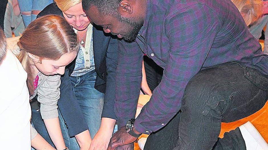  Heike Troles und Gerald Asamoah haben sich die richtige Händehaltung schon abgeschaut. 