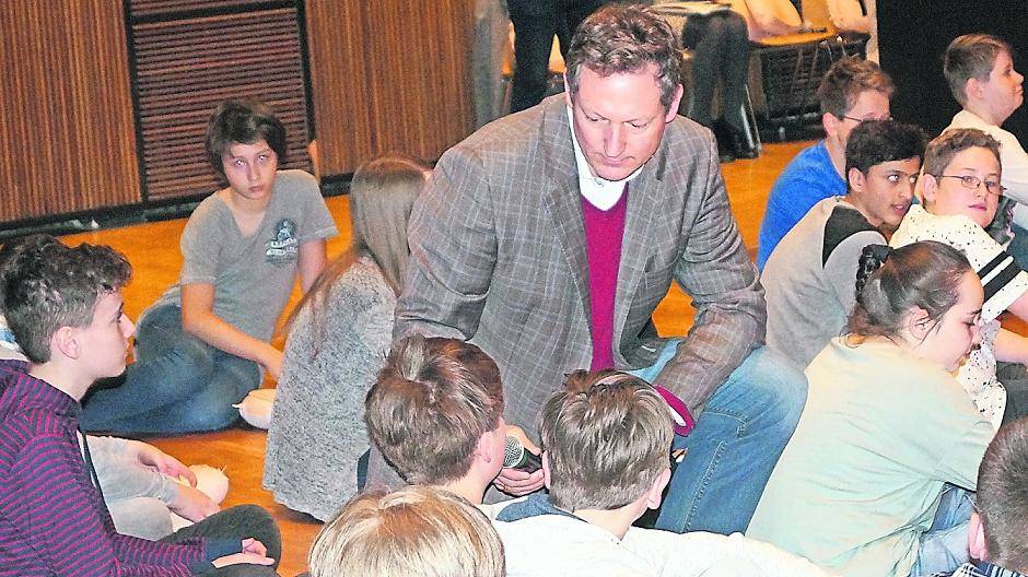  Eckart von Hirschhausen fand auf Anhieb den richtigen Ton, um mit den Schülern des Erasmus-Gymnasium zu plaudern, aber auch um die lebensrettenden Infos rüberzubringen.  