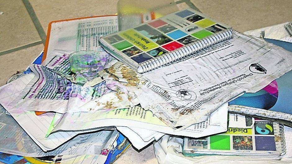  Nicht nur die Schulhefte, auch Geburts- und Heiratsurkunden landen im — öffentlichen — Müll. 