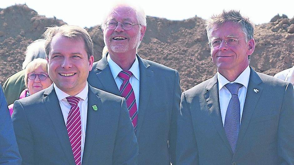  Allseits gut gelaunte Politiker quer durch die politischen Parteien: Bürgermeister Martin Mertens, Alt-Bürgermeister Albert Glöckner und Landrat Hans-Jürgen Petrauschke (oben von links) sehen die Umgehung aus lokaler Sicht. Landes-Minister Michael Groschek, Bundes-Gesundheitsminister Hermann Gröhe und Staatssekretär Rainer Bomba (unten von links) denken in bundesdeutschen Zusammenhängen. Alle sechs aber strahlen mit der Sonne um die Wette. 