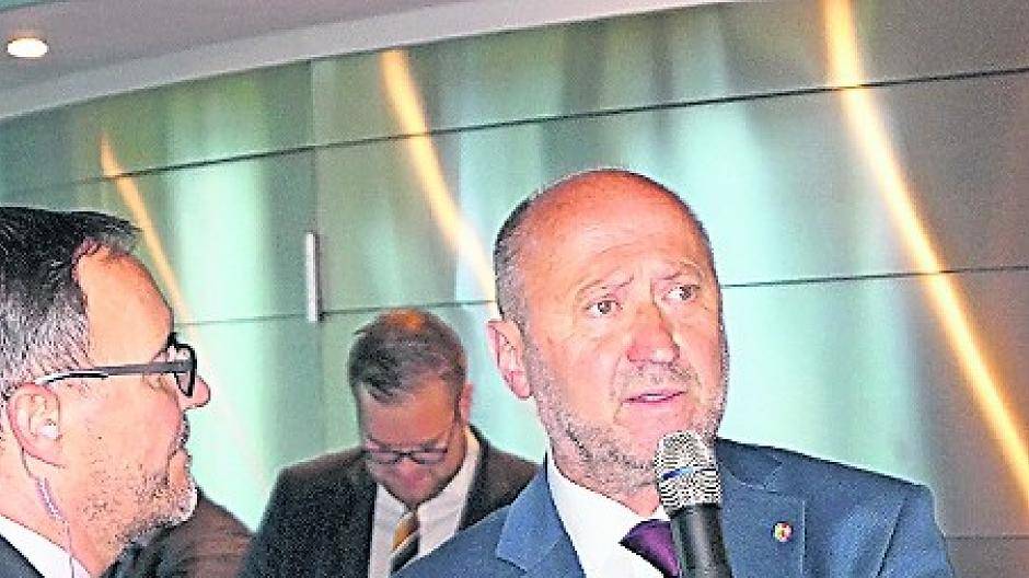  Rainer Thiel: „Es gibt Wahlabende, da freut man sich was mehr. Und es gibt Wahlabende, da freut man sich was weniger. Ich freue mich heute Abend überhaupt nicht.“ Dennoch soll — nach einem kurzen Erholungsurlaub — die Arbeit weitergehen. Immerhin sitzt Thiel weiterhin im Braunkohle-Ausschuss des Landes, im Regional-Rat und im Kreistag.  