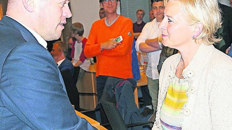  Bürgermeister Klaus Krützen war einer der ersten Gratulanten bei Heike Troles. Auf gute Zusammenarbeit wird es ankommen ...  