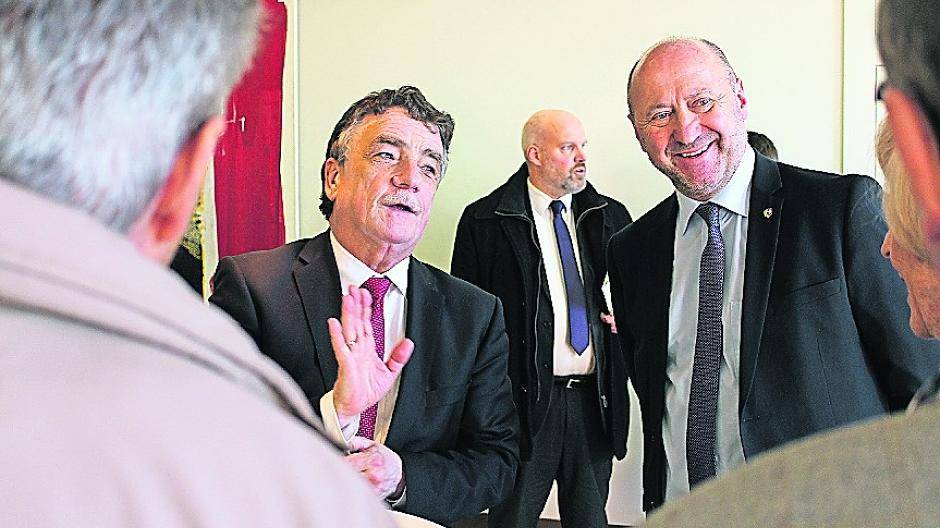  Landes-Verkehrsminister Michael Groschek und Rainer Thiel im Gespräch mit den Bürgern aus Hermmerden. 