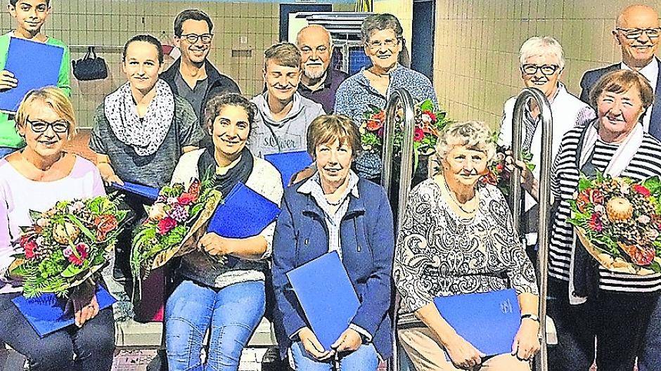  Die DLRG-Mitglieder. Kornelia Giese (zweite von links) wurde zur 50-jährigen Vereinszugehörigkeit geehrt. 