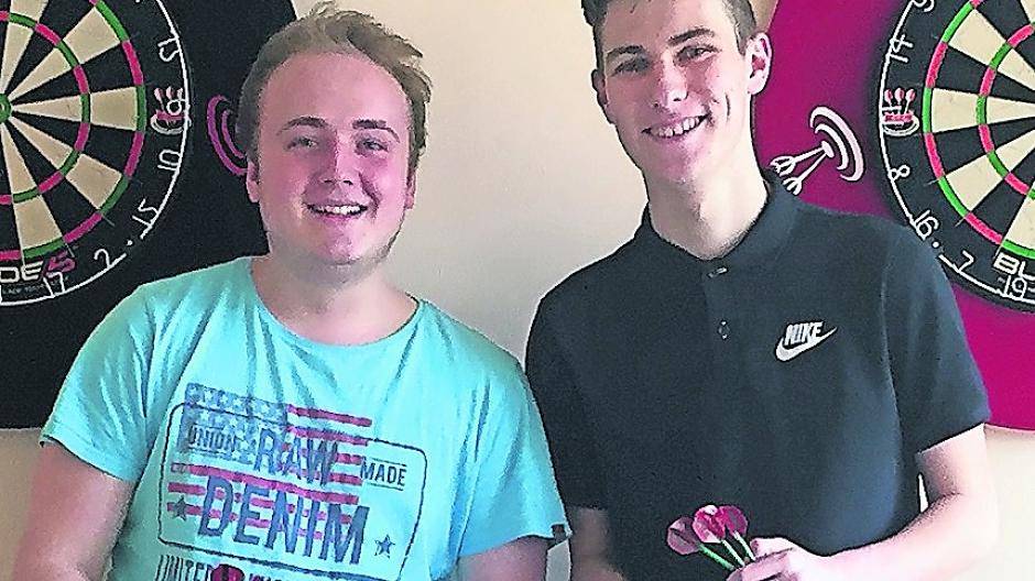  Simon Schulte (links) und Mario Steffes-holländer bieten eine Darts-AG an. 