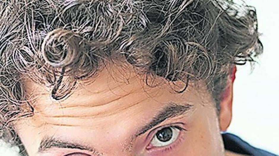 Kolumbianischer Gitarrist und Saxofonklänge beim „007-Konzert“