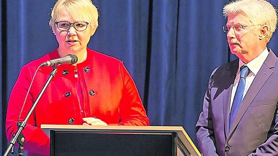  Susanne Schumacher dankt Georg Broens für seine Hilfeleistungen. 