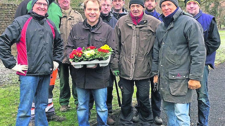  Bürgermeister Martin Mertens verteilte eigenhändig die Blumen an die fleißigen Helfer. 