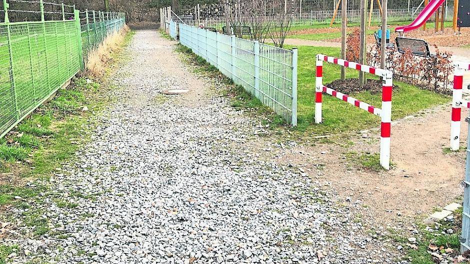  Die Zuwegung zum neuen Spielplatz im Schatten der Halde ist für Mütter mit Kinderwagen eine Zumutung.  