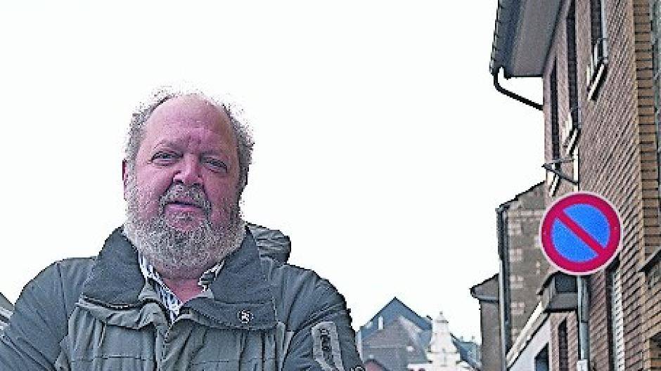  Leo Krüll am Halteverbotschild, das so viel Ärger macht. 