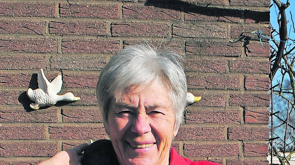  Gisela Stecher mit Kugel und Auszeichnung der Düsseldorfer Staatskanzlei. 
