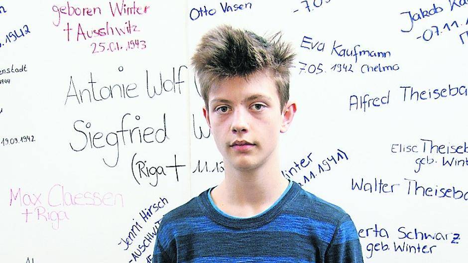  Mattthias Krey, jugendlicher Dokumentarfilmer aus Bedburdyck, vor der Gedenkwand.  