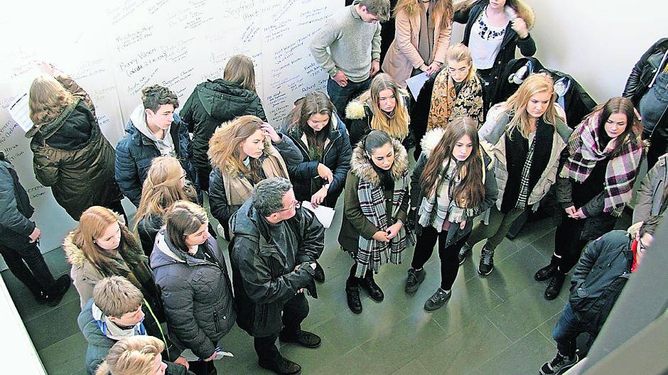  In der ehemaligen Synagoge in Hülchrath fanden sich Schüler der Käthe-Kollwitz-Gesamtschule aus Anlass des Holocaust-Gedenktages zusammen. Sie schrieben die Namen der Grevenbroicher Opfer an die Wand.  