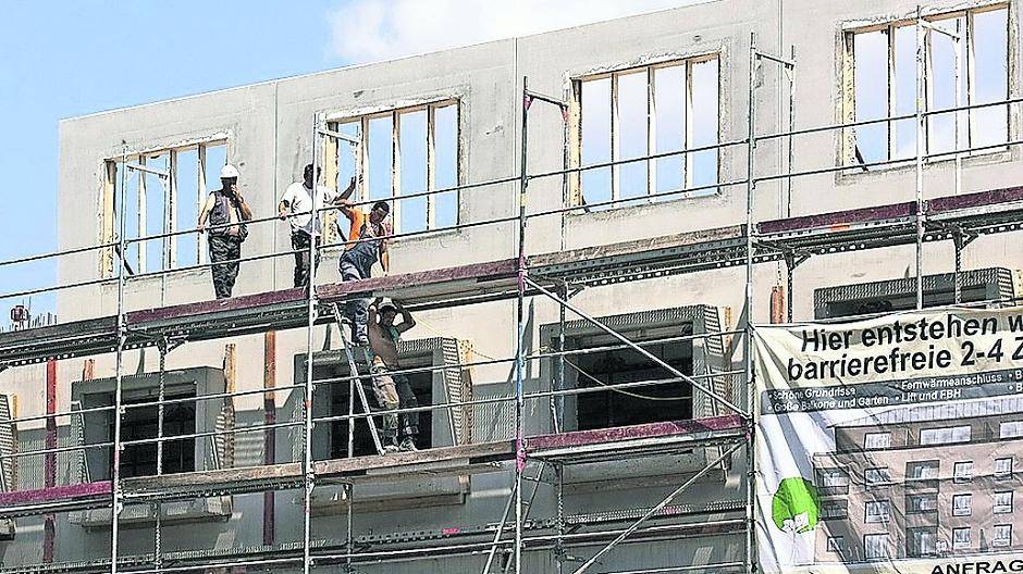  Bürgermeister Klaus Krützen würde sich freuen, wenn sich die obige Baustelle in Grevenbroich befinden würde. Doch das ist leider nicht so. Der Druck auf den Wohnungsmarkt steigt; der Stadt sind die Hände gebunden. 