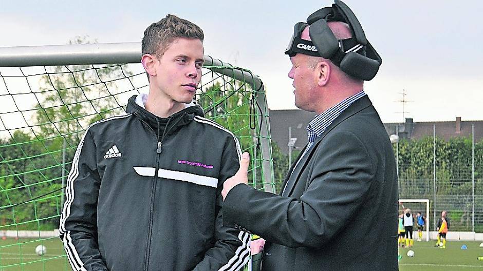  Blindenfußballer Marcel Wienands und Bürgermeister Klaus Krützen im Gespräch. 