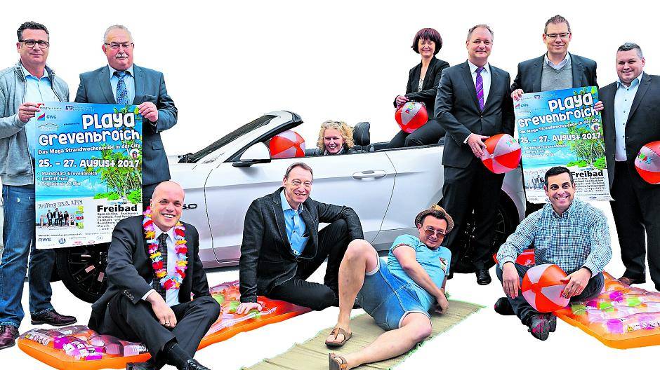  Mark Pesch (Zweiter von rechts) mit den Sponsoren und Unterstützern. Vorne links im Hula-Look Bürgermeister Klaus Krützen. 