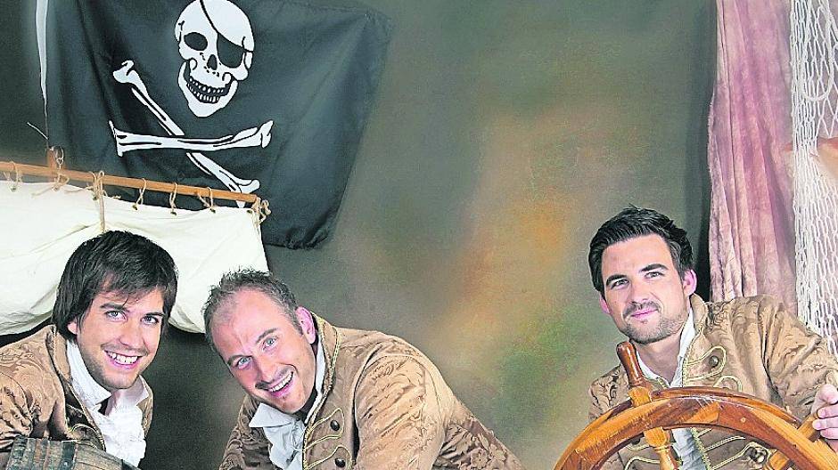  Seit 2004 entern die vier musikalischen Halunken die Bühnen im Kölner Raum, der Eifel und in Luxemburg. Sie schaffen es immer wieder, ihre Konzerte zum Partyerlebnis für die Zuschauer und zum großen Erfolg für Veranstalter werden zu lassen. Das Repertoire der „Dom-Piraten“ besteht aus Titeln der  