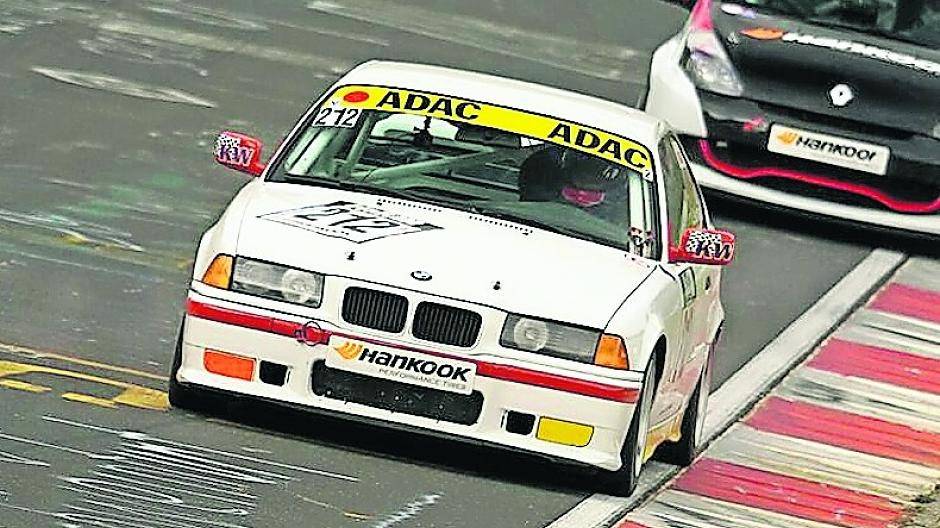  Der Renn-BMW wird vom Vater-Sohn-Team eigenhändig fit gemacht. 