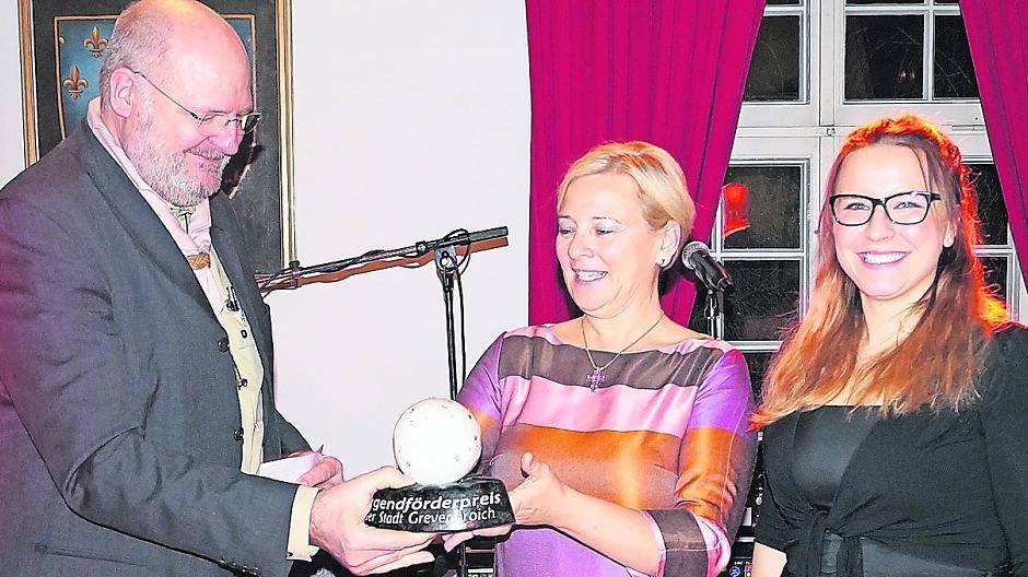  Pfadfinder Friedrich Backhaus und Rotkreuzlerin Gina Penz nahmen stellvertretend für den Stadtjugendring den „Schnee-Ball“ entgegen, den Heike Troles überreichte. 