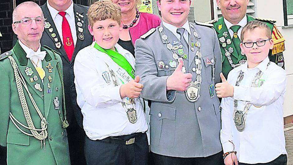  Die Nachwuchs-Majestäten des Bezirkes mit einigen der Ehrengäste. 