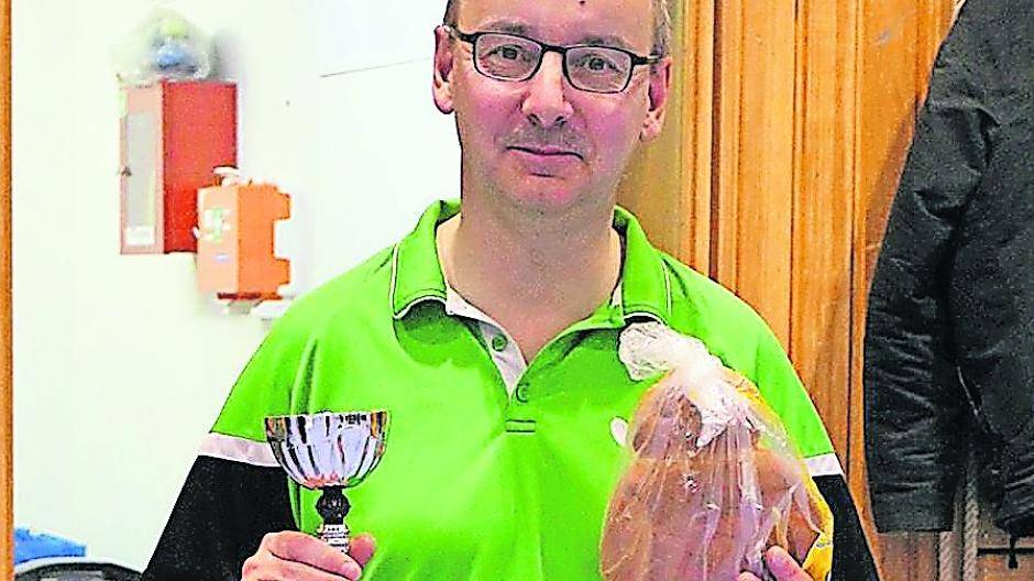  Rainer Koltermann mit seinem „Brettchen“-Siegerpokal. 