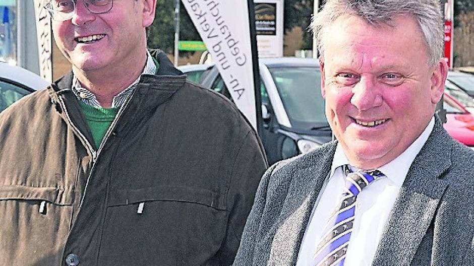  Der Bürgermeister überpüfte die Aufhängung der Messgeräte eigenhändig. Heiner Hoffmann und Graf Nesselrode zeigten sich hoffnungsfroh zufrieden. 