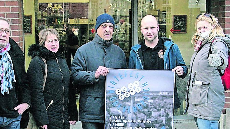  Jenny Goergens (Zweite von rechts) liebt ihre Heimatstadt Grevenbroich. Deshalb versucht sie immer wieder, „Leben in die Bude“ zu bringen. „Das ist das was Grevenbroich braucht“, ist sie aus tiefstem Herzen überzeugt. Für den Mai hat sie jetzt die Planungen für das „Wirtefest“ abgeschlossen. Mit ihr zusammen auf dem Foto sind ihre Mitstreiter zu finden. Das Bild entstand am vergangenen Freitag; im Mai wird die Luft dann hoffentlich lauer sein ... 