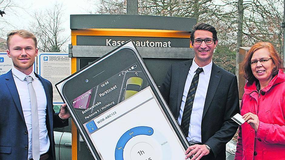  App statt Parkautomat — Smartphone statt Parkschein: Philipp Mandelkow, Werkstudent bei „sunhill technologies“, Mark Riedl, Vertriebsleitung bei „sunhill technologies“ und Ursula Hauguth, Stadtplanung (von links nach rechts). 