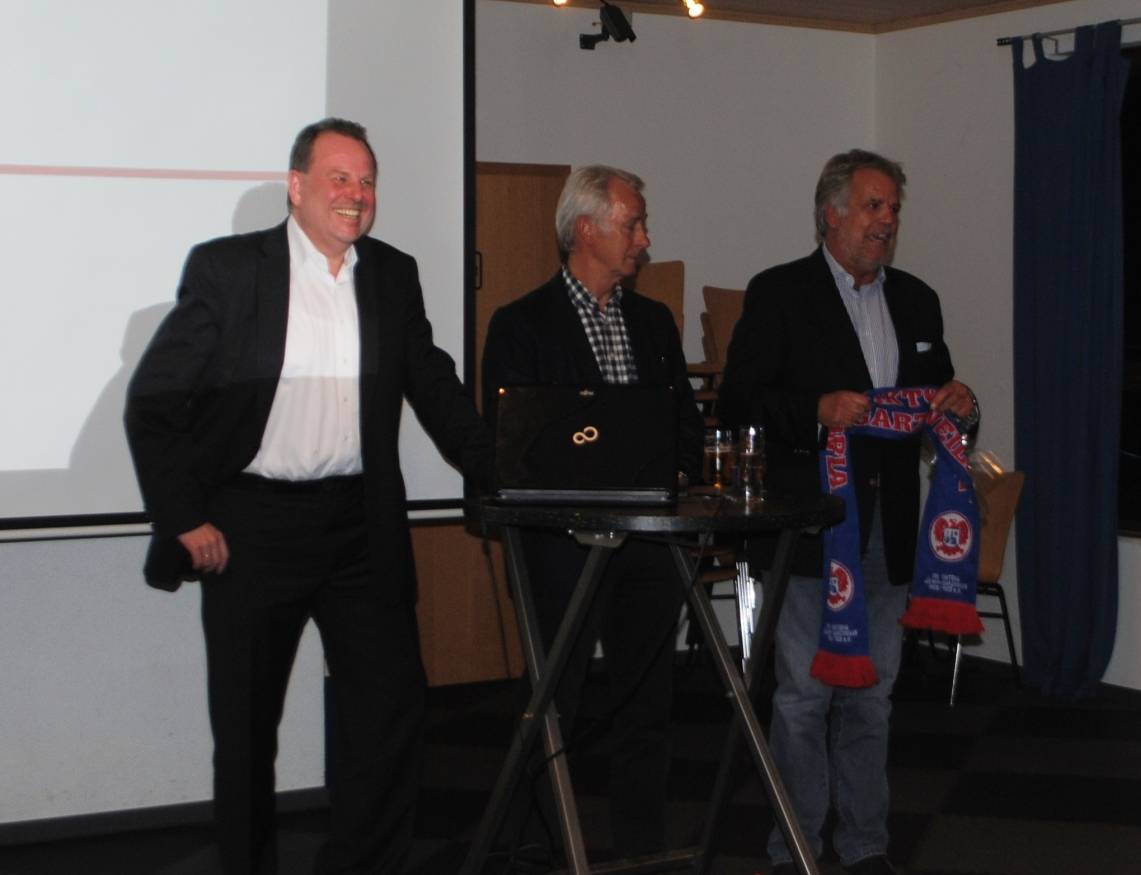 Als Dank für seine Rede bekam Bonhof eine Dauerkarte für die Spiele des VfL mit Platz...