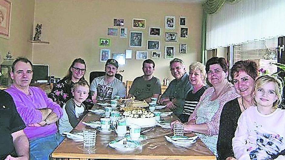 Die Gewinner des großen Erft-Kurier-Karneval-Fotowerbes: Eine wirklich tolle Truppe: Pizza. Würstchen. Torte.
