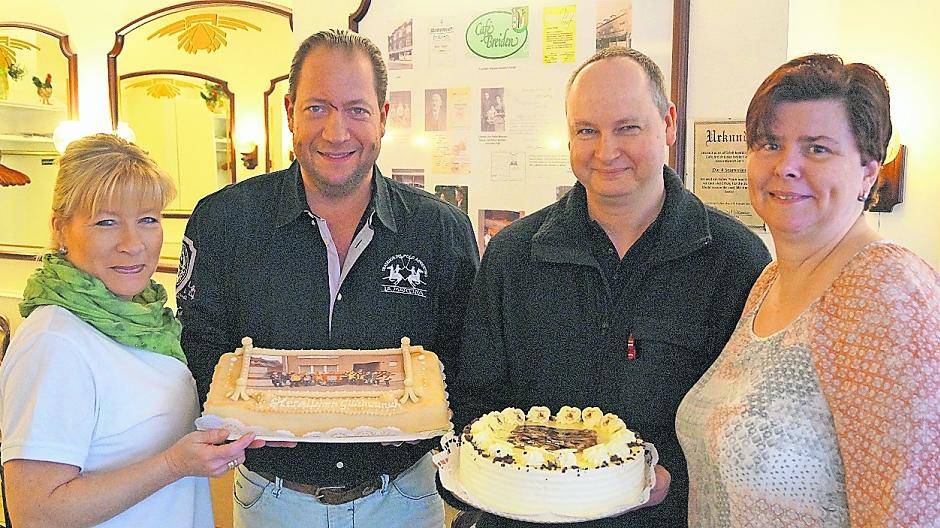 Manuela und Jürgen Schall bei der Tortenübergabe an Frank und Sabine Mager. Oben der Vollzug; Kaffeetafel bei den Magers. Eine Freundin hatte auch noch gebacken. 