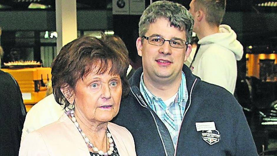  Ex-Bürgermeisterin Ursula Kwasny kam mit ihrem Sohn.  