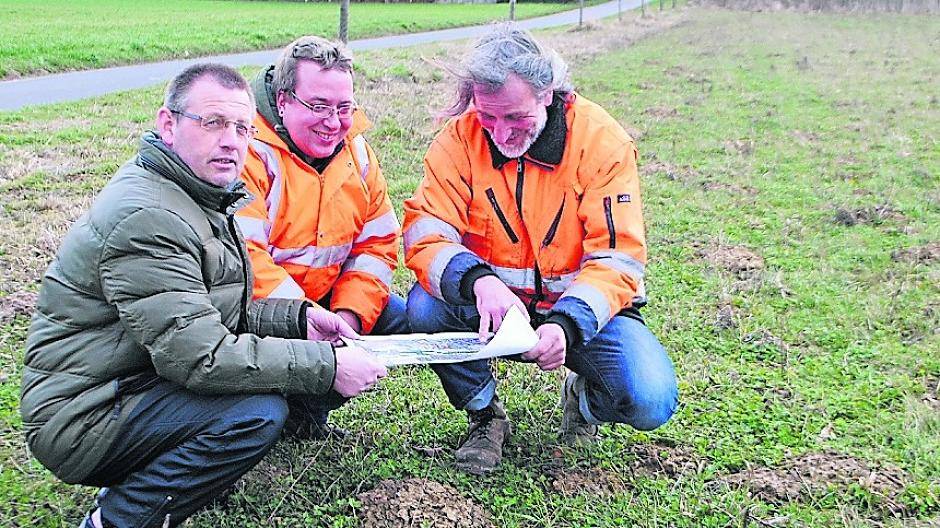  Rudolf Kuhn, Swen Thiedig und Paul Quack (von links nach rechts) am Startpunkt des Naturpfads. Der Plan steht schon, wo welches Schild aufgestellt wird (unten). 