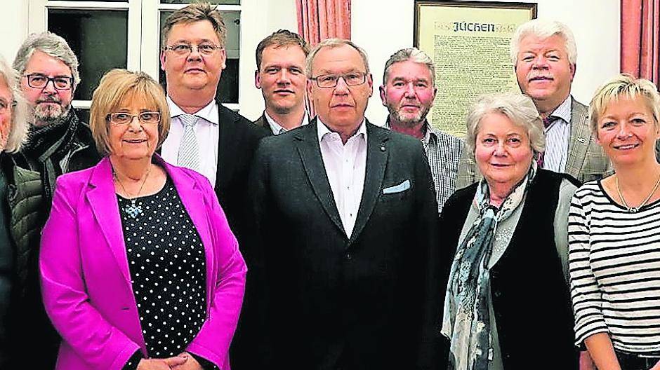  Bei der Versammlung der SPD wurde Joachim Drossert (mitte) erneut zum Vorsitzenden des SPD Ortsvereins Jüchen gewählt. 