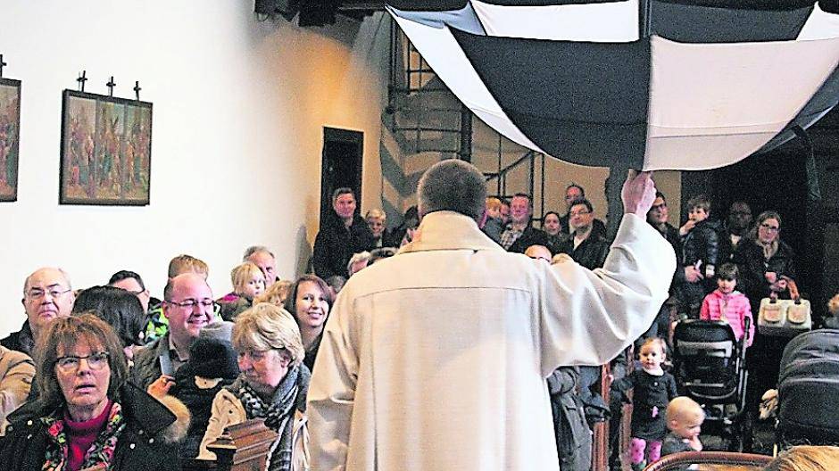  Pater Felix ist für seine mitreißenden Predigten in den Gottesdiensten des Nikolausklosters bekannt. 