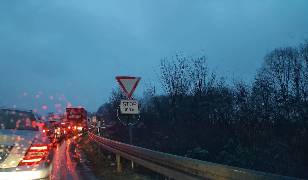  Kein Ende in Sicht: Stau an der Ausfahrt Richtung Grevenbroich und Gierath. Das Bild wird sich bis Ende März nicht ändern. 