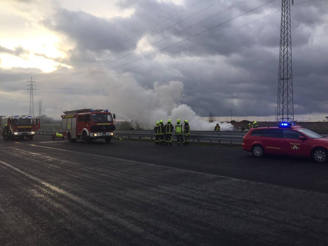 Pkw-Brand: Baustelle behindert Einsatzkräfte